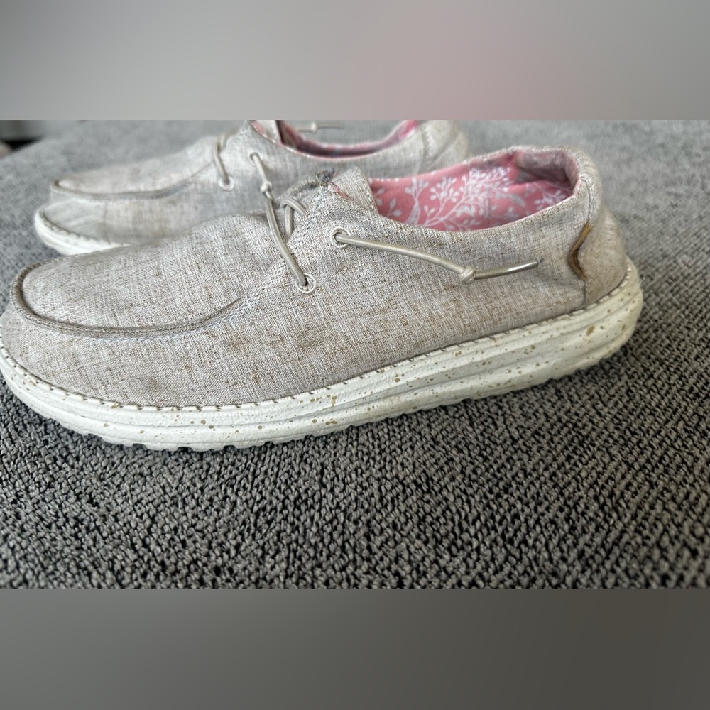 Hey Dudes Wendy Chambray White Nut slip on loafers women’s 9shoes.